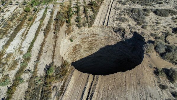 Крупный обвал земли, образовавшийся недалеко от шахтерского городка Тьерра-Амарилья, провинция Копиапо, в пустыне Атакама в Чили. - Sputnik Молдова