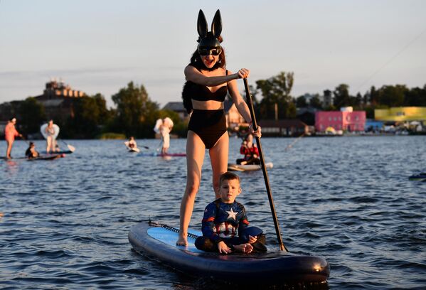 Участники костюмированного заплыва в рамках фестиваля сап-серфинга на Верх-Исетском пруду в Екатеринбурге - Sputnik Молдова