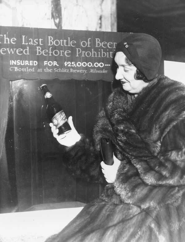 Рей Сэмюэлс держит последнюю бутылку пива, которое было дистиллировано до того, как в Чикаго вступил в силу сухой закон. Бутылка Schlitz была застрахована на 25 000 долларов, 1930 год. - Sputnik Молдова