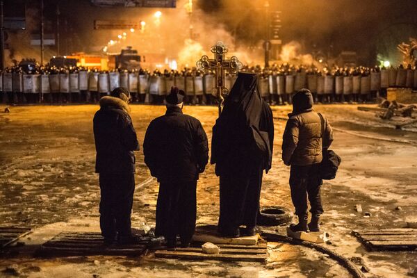 În fotografie: clerul ucrainean se află între poliție și opoziție pe teritoriu neutru - Sputnik Moldova