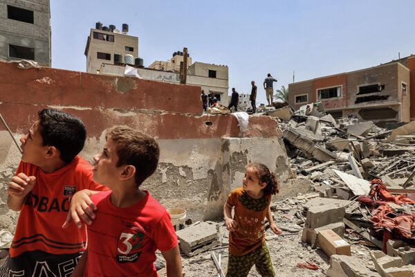 Copiii reacționează în urma unui atac aerian israelian în orașul Gaza pe 6 august 2022.  - Sputnik Moldova-România