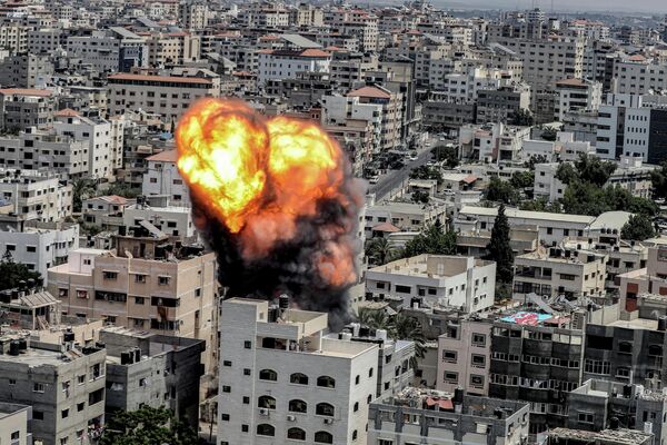 O minge de foc izbucnește în urma unui atac aerian israelian asupra unei clădiri din orașul Gaza, pe 6 august 2022. - Sputnik Moldova-România