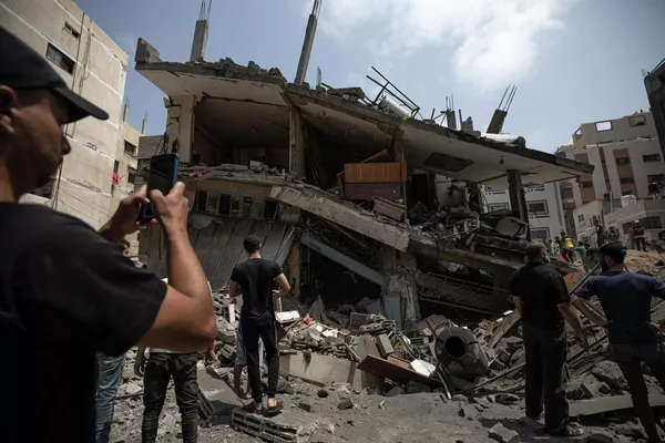Palestinienii inspectează clădirea rezidențială avariată după ce a fost lovită de atacurile aeriene israeliene, în Gaza, sâmbătă, 6 august 2022 Palestinienii inspectează clădirea rezidențială avariată după ce a fost lovită de atacurile aeriene israeliene, în Gaza, sâmbătă, 6 august 2022 - Sputnik Moldova-România