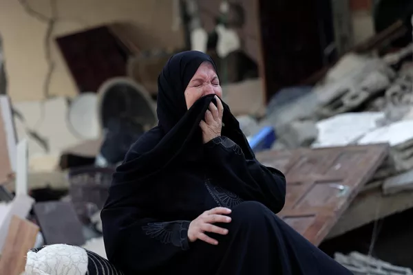 O femeie palestiniană reacționează în timp ce stă în mijlocul dărâmurilor casei ei, distruse în timpul atacurilor aeriene israeliene de peste noapte în orașul Gaza, pe 7 august 2022. O femeie palestiniană reacționează în timp ce stă în mijlocul dărâmurilor casei ei, distruse în timpul atacurilor aeriene israeliene de peste noapte în orașul Gaza, pe 7 august 2022. - Sputnik Moldova-România