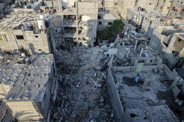Palestinienii caută printre dărâmăturile unei clădiri în care Khaled Mansour, un militant de vârf al Jihadului Islamic a murit conform mișcării sale, în urma unei lovituri aeriene israeliene peste noapte la Rafah, în sudul fâșiei Gaza, pe 7 august 2022. Palestinienii caută printre dărâmăturile unei clădiri în care Khaled Mansour, un militant de vârf al Jihadului Islamic a murit conform mișcării sale, în urma unei lovituri aeriene israeliene peste noapte la Rafah, în sudul fâșiei Gaza, pe 7 august 2022. - Sputnik Moldova-România