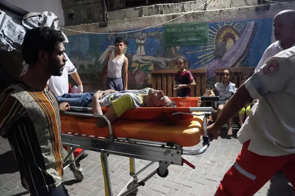 Medicii palestinieni transportă un bărbat rănit la spital în urma unei lovituri israeliene raportate la Rafah, în sudul Fâșiei Gaza, la sfârșitul zilei de 6 august 2022. Medicii palestinieni transportă un bărbat rănit la spital în urma unei lovituri israeliene raportate la Rafah, în sudul Fâșiei Gaza, la sfârșitul zilei de 6 august 2022. - Sputnik Moldova-România