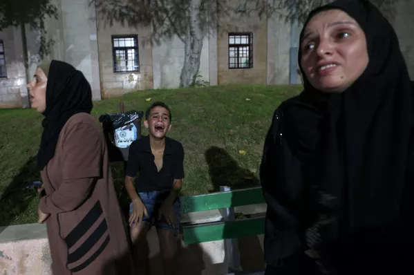 Palestinienii reacționează la un spital din tabăra de refugiați Jabalia din nordul Fâșiei Gaza, pe 6 august 2022. Palestinienii reacționează la un spital din tabăra de refugiați Jabalia din nordul Fâșiei Gaza, pe 6 august 2022. - Sputnik Moldova-România