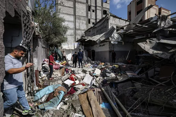 Rezidenți și ofițeri de poliție palestinieni evaluează pagubele din tabăra de refugiați Jabalia din nordul Fâșiei Gaza, la 7 august 2022. Rezidenți și ofițeri de poliție palestinieni evaluează pagubele din tabăra de refugiați Jabalia din nordul Fâșiei Gaza, la 7 august 2022. - Sputnik Moldova-România