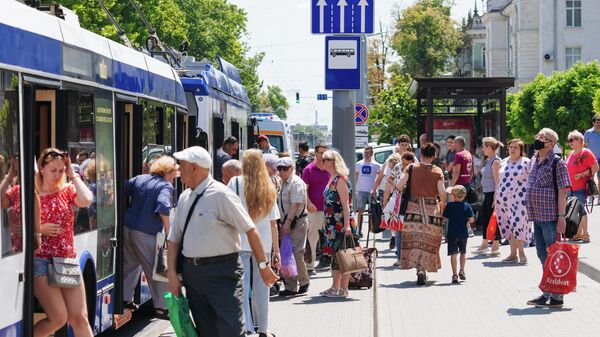 Жители Кишинева на троллейбусной остановке - Sputnik Молдова