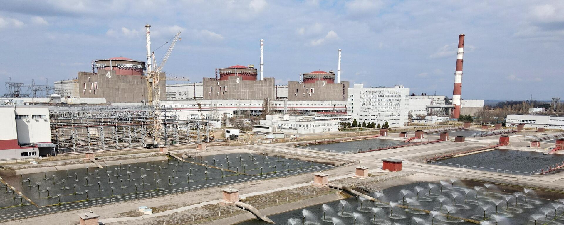 Охладительные бассейновые установки на Запорожской АЭС в Энергодаре - Sputnik Молдова, 1920, 29.06.2023
