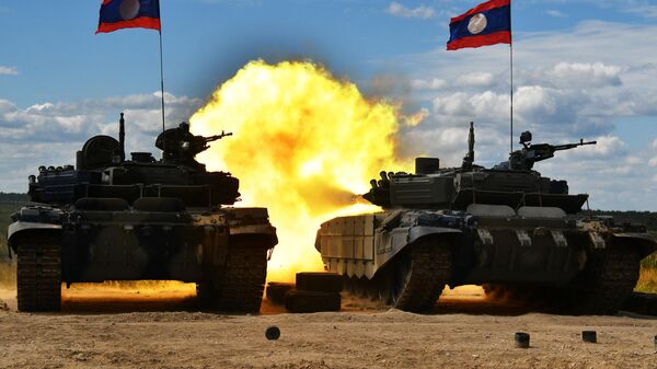 Военнослужащие команды Лаоса во время пристрелки штатного вооружения танка Т-72Б3 на военном полигоне Алабино в Московской области - Sputnik Moldova-România