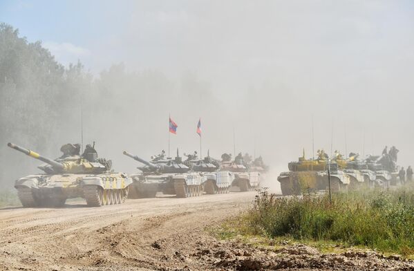 O coloană de tancuri înaintea exercițiului de tragere la țintă din armele standard care sunt în dotare pe terenul de antrenament militar Alabino din regiunea Moscova. - Sputnik Moldova-România