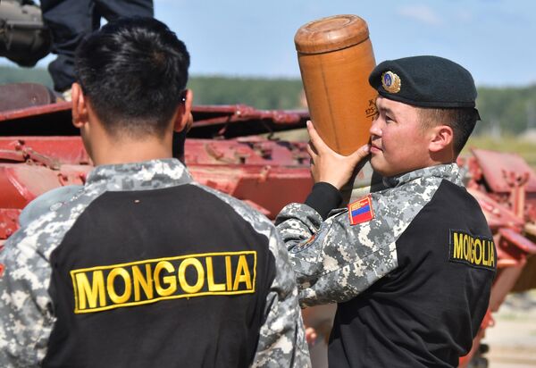 Militari ai echipei mongole în timpul ajustării armelor standard ale tancului T-72B3 la terenul de antrenament militar Alabino din regiunea Moscova. - Sputnik Moldova-România