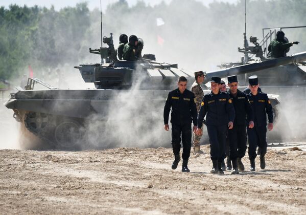 Militari ai echipei armene după exercițiul de tragere la țintă din armele standard ale tancului T-72B3 pe terenul de antrenament militar Alabino din regiunea Moscova. - Sputnik Moldova-România