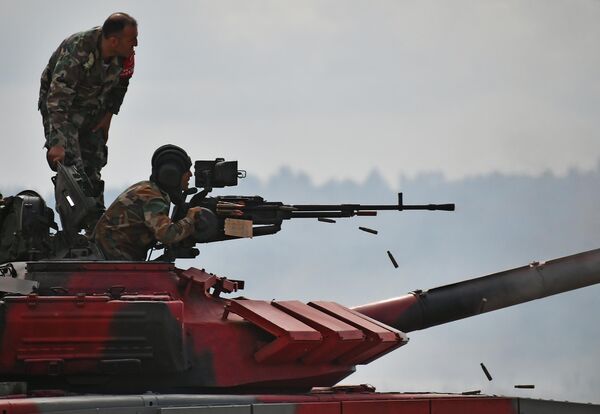 Militar al echipei de tanchiști din Siria în timpul exercițiului de tragere la țintă din armele standard ale tancului T-72B3 pe terenul de antrenament militar Alabino din regiunea Moscova. - Sputnik Moldova-România