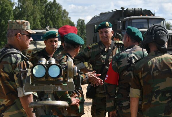 Militari ai echipei din Siria înaintea exercițiului de tragere la țintă din armele standard ale tancului T-72B3 pe terenul de antrenament militar Alabino din regiunea Moscova. - Sputnik Moldova-România
