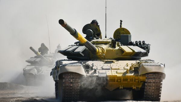 Танки Т-72Б3 перед пристрелкой штатного вооружения на военном полигоне Алабино в Московской области - Sputnik Moldova-România