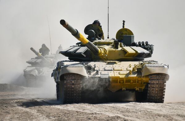 Tancuri T-72B3 înaintea exercițiului de tragere la țintă din armele aflate în dotare pe terenul de antrenament militar Alabino din regiunea Moscova. - Sputnik Moldova-România