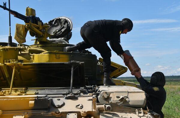 Militari ai echipei din Armenia în timpul exercițiului de tragere la țintă din armele standard ale tancului T-72B3 pe terenul de antrenament militar Alabino din regiunea Moscova. - Sputnik Moldova-România