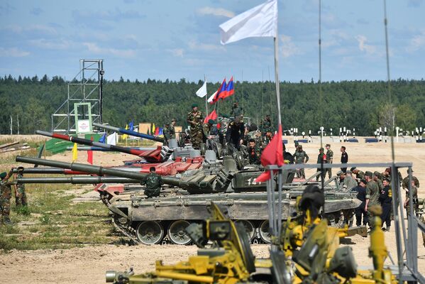 Echipele de tanchiști participanți ai concursului „Tank Biathlon” în timpul alinierii înaintea probei de tragere la țintă cu armamentul din dotare al tacului T-72B3 pe teritoriul poligonului Alabino din regiunea Moscova. - Sputnik Moldova-România