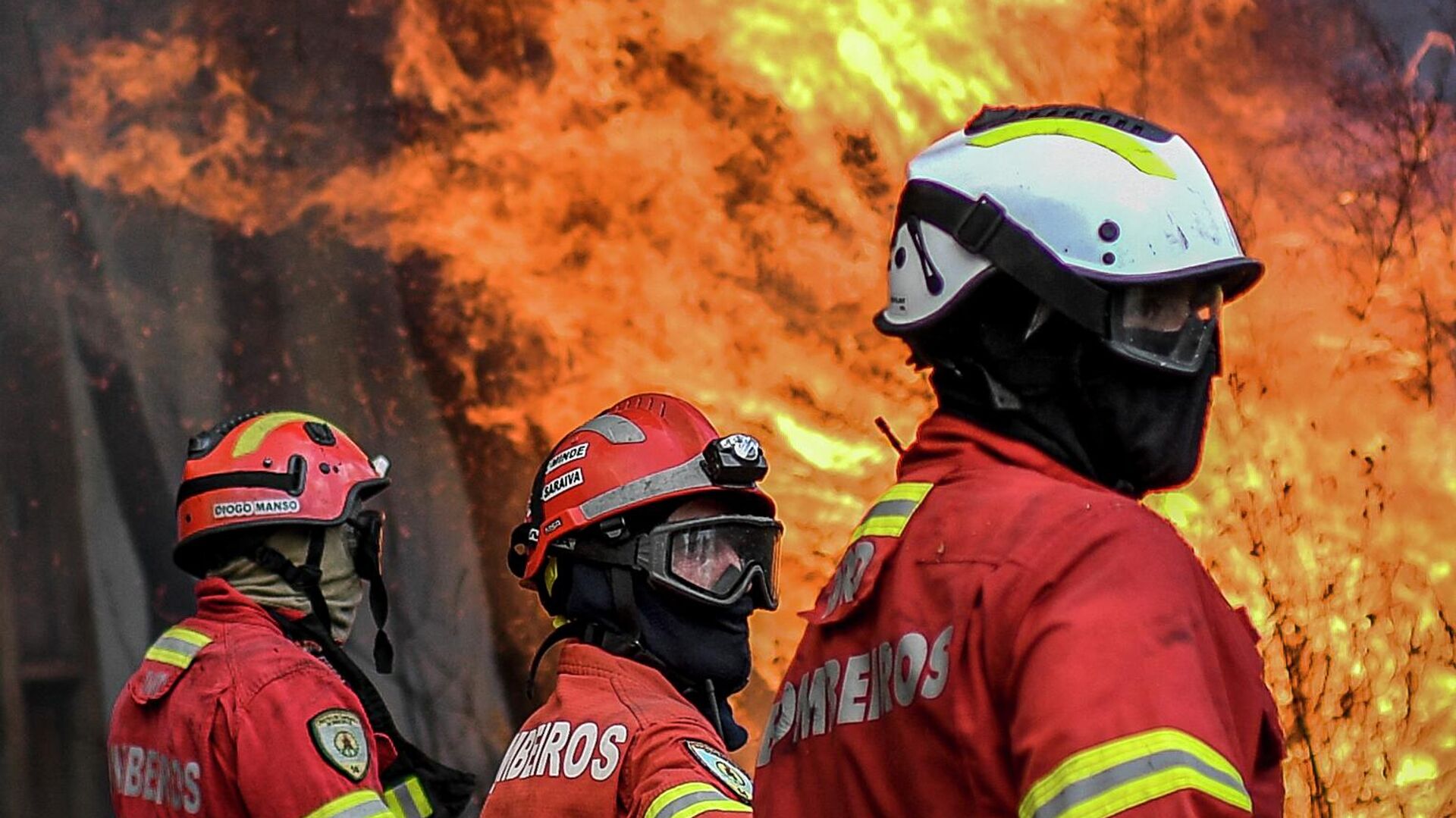 Пожарные пытаются остановить лесной пожар в деревне Самейру недалеко от города Мантейгас, Португалия - Sputnik Moldova-România, 1920, 11.08.2022