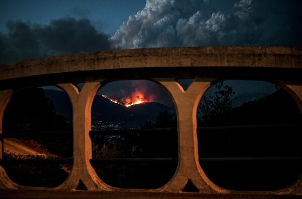 Vedere asupra incendiului din Manteigas, centrul Portugaliei, pe 10 august 2022. - Un incendiu care a izbucnit pe 6 august a făcut ravagii în parcul natural Serra da Estrela. - Sputnik Moldova-România