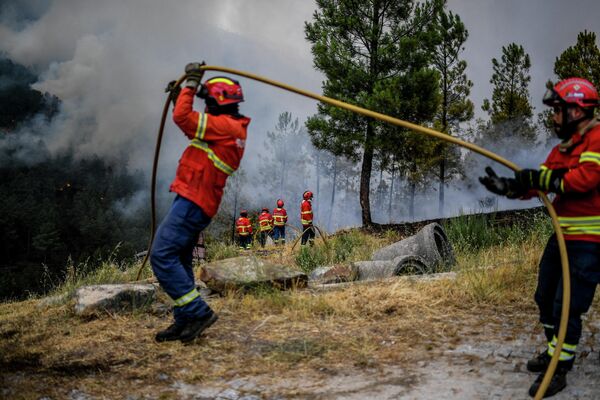 Pompierii luptă cu incendiul din satul Sameiro, lângă orașul Manteigas, pe 10 august 2022. - Un incendiu care a izbucnit sâmbătă a făcut ravagii în parcul natural Serra da Estrela din centrul Portugaliei. - Sputnik Moldova-România