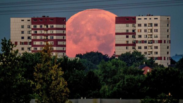 Полная луна садится за жилые дома на окраине Франкфурта, Германия  - Sputnik Молдова