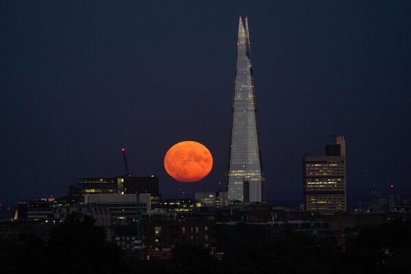Полная луна в небе над Лондоном, Великобритания. - Sputnik Молдова