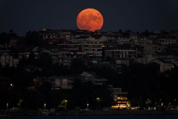 Super Luna văzută în Istanbul, Turcia - Sputnik Moldova