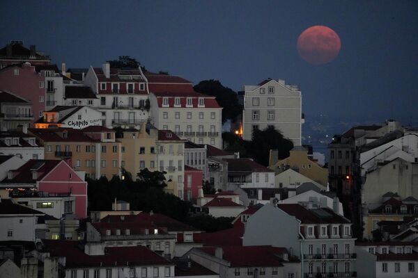 Super Luna văzută în Lisabona, Portugalia - Sputnik Moldova