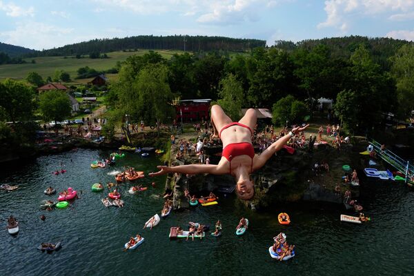Дайвер прыгает в воду во время соревнований по хайдайвингу, Чехия - Sputnik Молдова