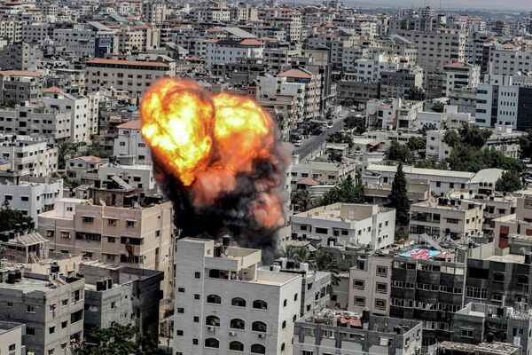 Взрыв в результате израильского авиаудара по зданию в городе Газа  - Sputnik Молдова