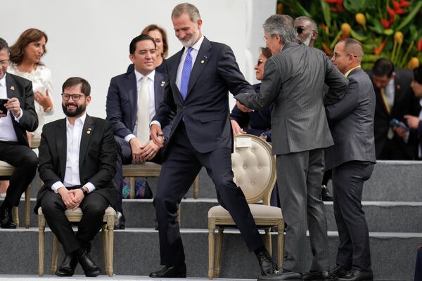 Президент Эквадора Гильермо Лассо держит короля Испании Фелипе в Боготе, Колумбия - Sputnik Молдова