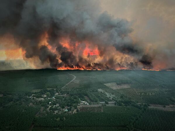 Вид с воздуха на зону лесного пожара недалеко от Сен-Мань на юго-западе Франции - Sputnik Молдова