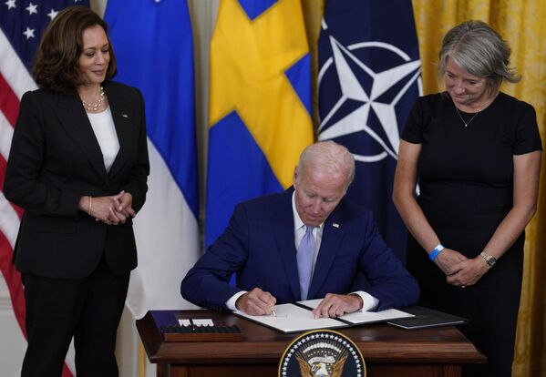 Джо Байден подписывает договор о присоединении Швеции и Финляндии к НАТО - Sputnik Молдова