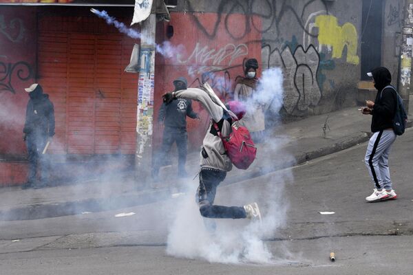 Мужчина бросает баллончик со слезоточивым газом во время столкновений c полицией в Ла-Пасе, Боливия  - Sputnik Молдова
