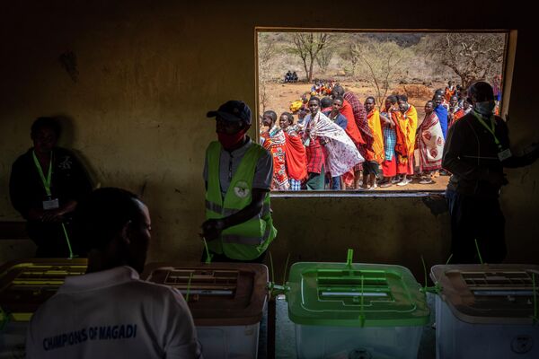 Масаи, стоящие в очереди, чтобы отдать свои голоса на выборах в округе Каджиадо, Кения. - Sputnik Молдова