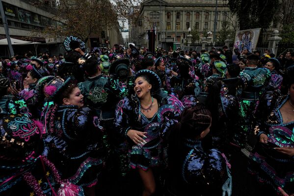 Танцоры выступают на праздновании Дня независимости Боливии в центре Сантьяго, Чили - Sputnik Молдова