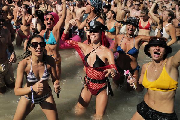 Люди танцуют в море во время фестиваля Les plages electronicques в Каннах - Sputnik Молдова