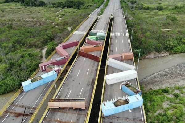 Вид с воздуха на контейнеры, блокирующие международный мост Тиендитас на границе Колумбии и Венесуэлы - Sputnik Молдова