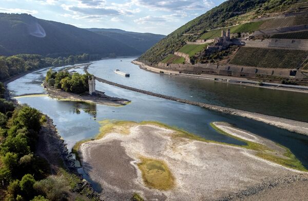 Сильно высохшая после длительного периода засухи немецкая река Рейн в районе города Бинген - Sputnik Молдова