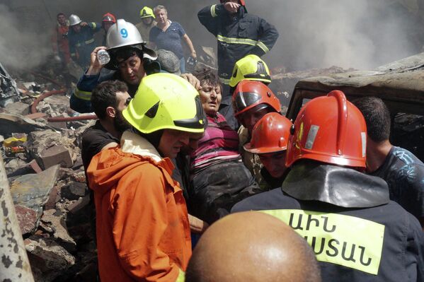 Спасательные работы на месте взрыва у торгового центра &quot;Сурмалу&quot; в Ереване. - Sputnik Молдова