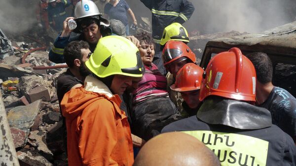 Спасательные работы на месте взрыва у торгового центра Сурмалу в Ереване - Sputnik Молдова