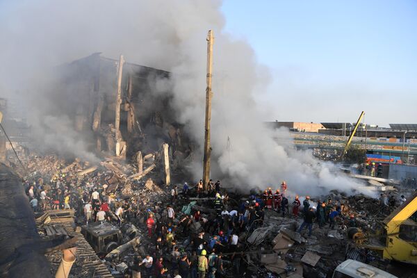 Местные жители, пожарные и сотрудники МЧС разбирают завалы на месте взрыва у торгового центра Сурмалу в Ереване - Sputnik Молдова