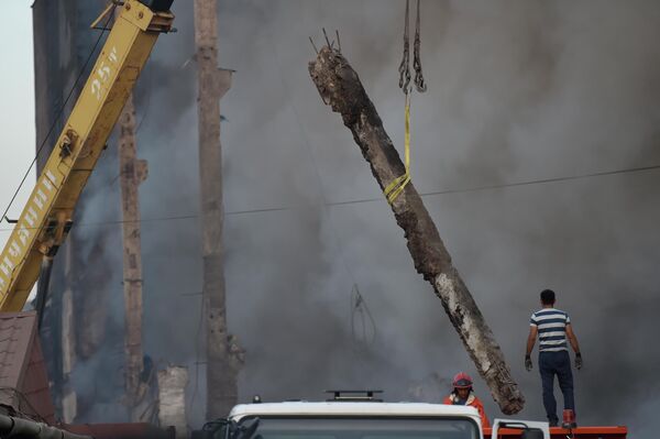 Спасательные работы по разбору завалов на месте взрыва у торгового центра Сурмалу в Ереване - Sputnik Молдова