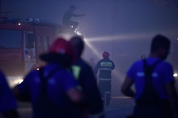 Местные жители, пожарные и сотрудники МЧС продолжают ночную работу по разбору завалов на месте взрыва у торгового центра Сурмалу в Ереване - Sputnik Молдова
