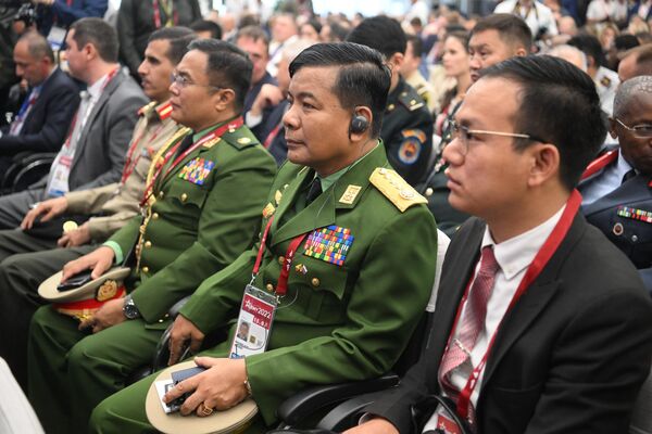 Reprezentanți ai Myanmarului la sesiunea plenară a Forumului Internațional Militar-Tehnic Armată-2022 de la Centrul Patriot. - Sputnik Moldova