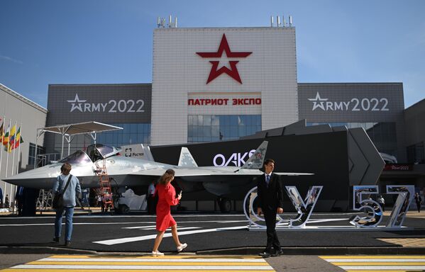 La Centrul de Expoziții Patriot, unde se desfășoară Forumul Internațional Militar-Tehnic Armată-2022. Pe fundal: avionul multirol rus de vânătoare Su-57 de generația a cincea. - Sputnik Moldova