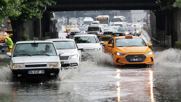 Автомобили едут по улице, залитой проливным дождем - Sputnik Молдова